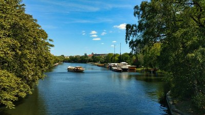 Vivre sur une péniche à Berlin : un choix de vie qui séduit les jeunes expatriés